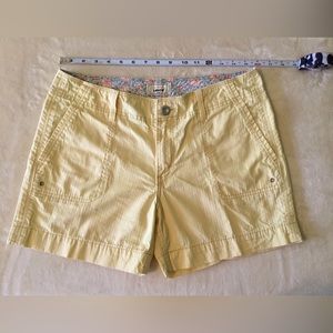 Levi’s women’s cargo style shorts, size 8, pale yellow.